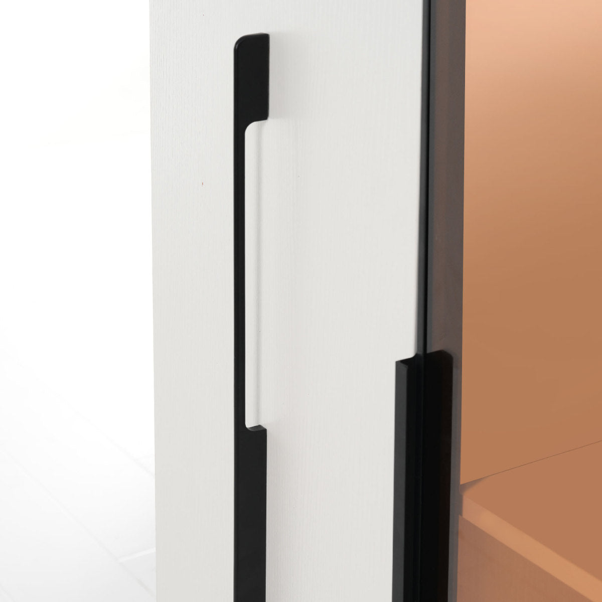 Multifunktionsschrank 110,5x35x160cm - LED-Vitrine mit bernsteinfarbenem Glas, Seitenauszug & Rollen - Weißer Hochschrank im modernen Stil