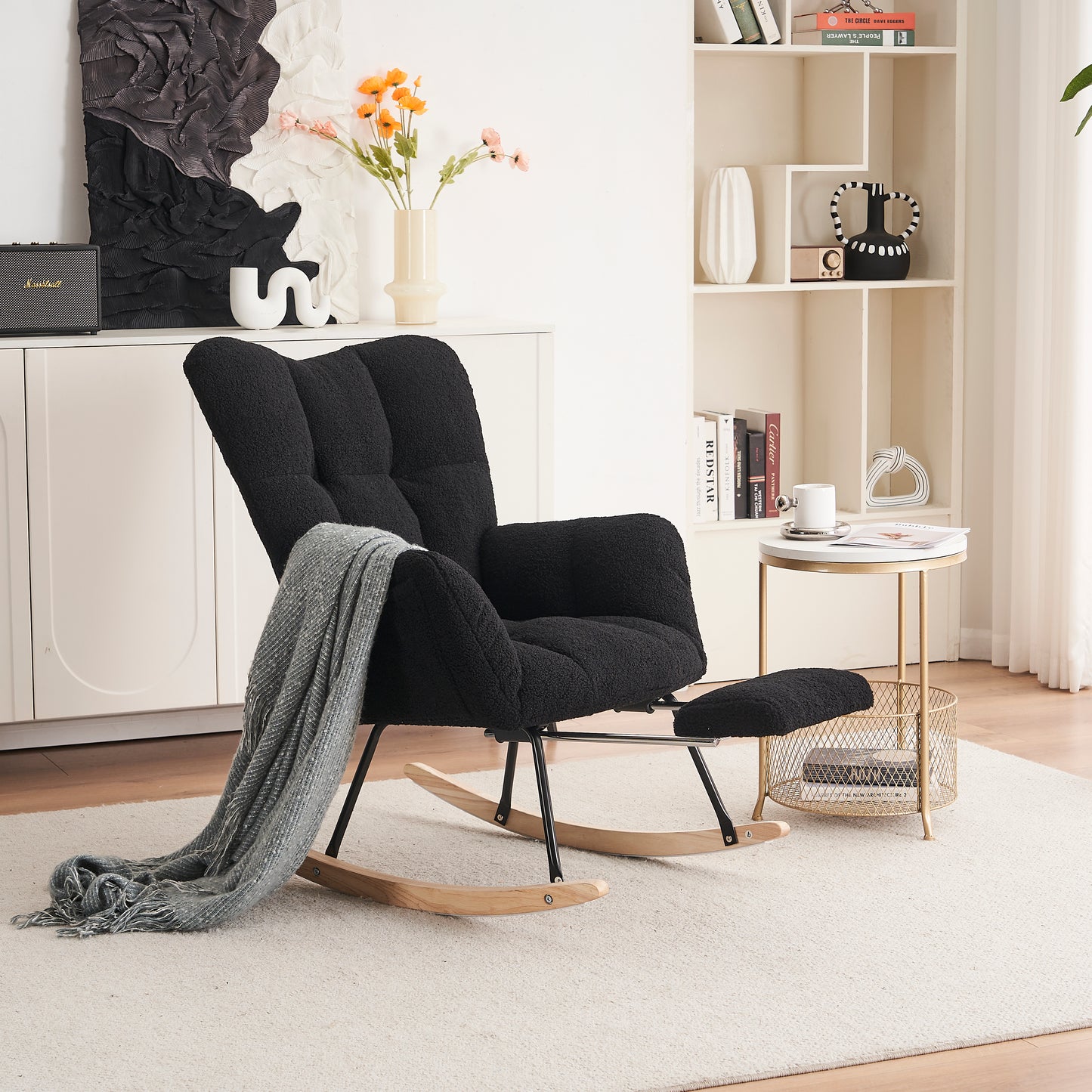 Neuer moderner Schaukelstuhl mit Polsterung und Teddystoff-Taftbezug und ausziehbarer Fußstütze, Schwarz