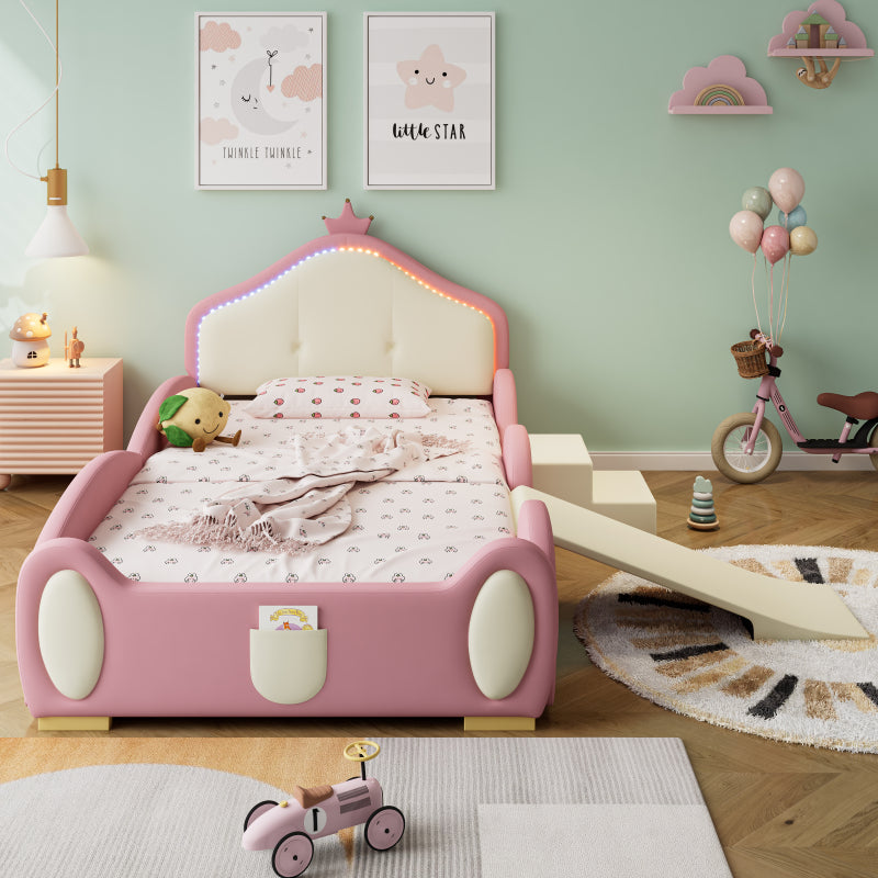 Polsterbett, Crown Cartoon Bett, Mit Multi-Mode-LED-Streifen, Kinderbett mit kleiner Rutsche und Treppe, mit schützenden weichen Kanten, mit Holzlatten, PU, Rosa + Beige, 90x200cm