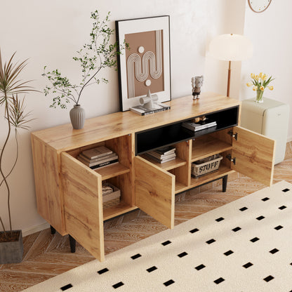Moderner sideboard aus Holz mit drei Türen und Regalen