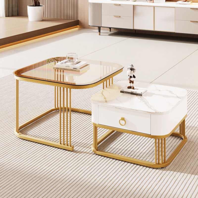 Stapelbarer Couchtisch: hochglänzende Marmoroptik und Teebraun Glasplatte, goldene Akzente, Beistelltisch mit Schubladen.  zweiteiliges Set