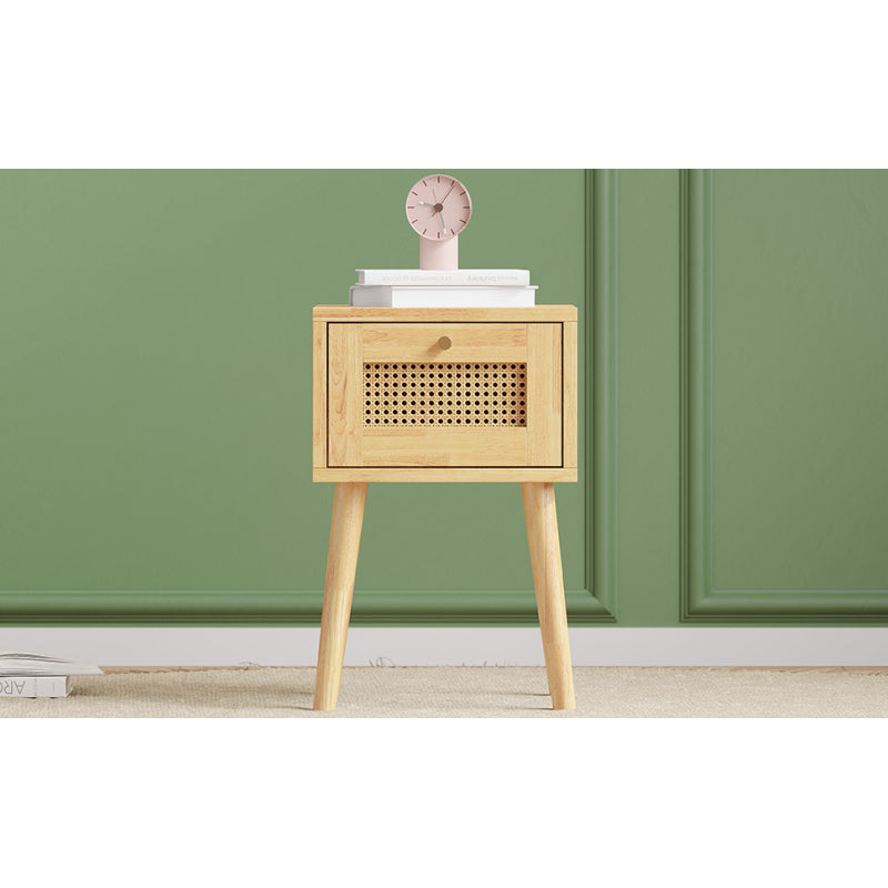 Klassischer Nachttisch mit ein Schubladen, mit Rattan-Schubladenplatte, mit goldfarbenem Metallgriff und lange Holzbeine, Stauraum im Wohnzimmer und Schlafzimmer, Spanplatten+PE-Rattan, Natur