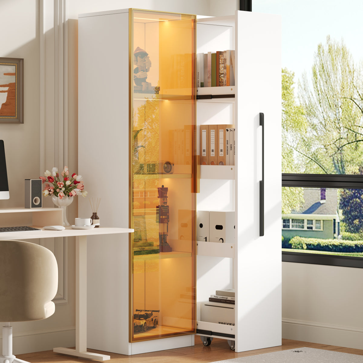 Vitrine 70x40x160cm mit LED-Beleuchtung & Seitenauszug - Weißer Glasschrank mit bernsteinfarbenem Glas, Gold-Akzenten & Rollen