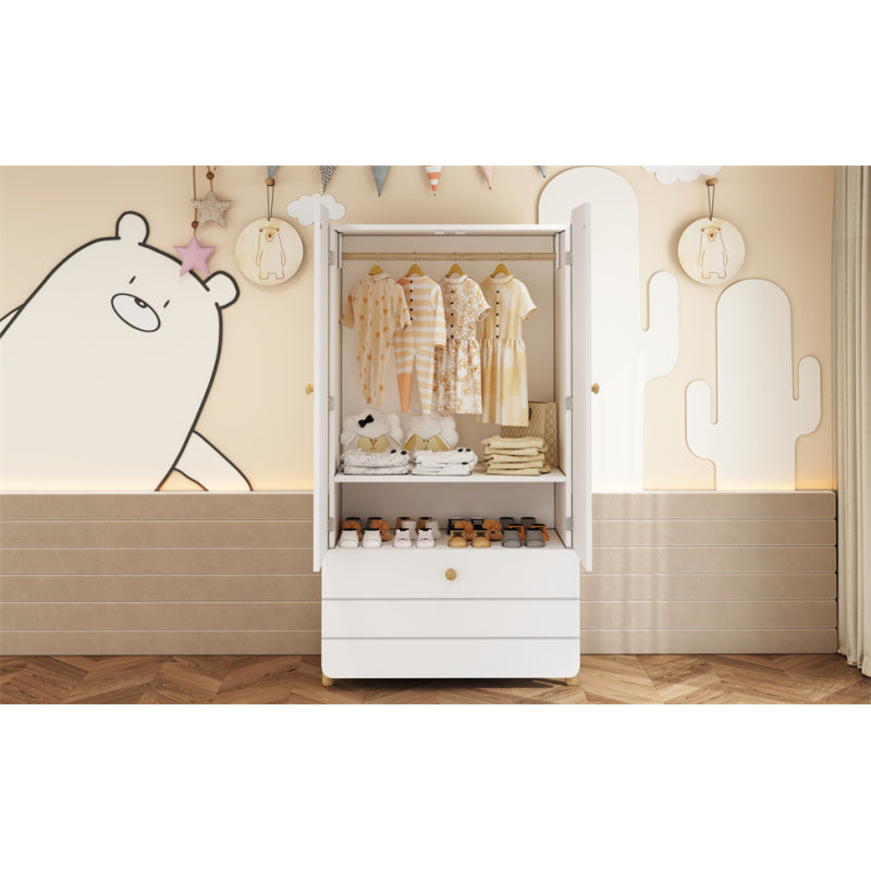 Geräumiger Kleiderschrank mit minimalistischen Linien und zarten holzfarbenen Füßen mit Staufächern, Schubladen und Kleiderbügeln, Farbblock-Design, Weiß