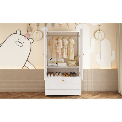 Geräumiger Kleiderschrank mit minimalistischen Linien und zarten holzfarbenen Füßen mit Staufächern, Schubladen und Kleiderbügeln, Farbblock-Design, Weiß