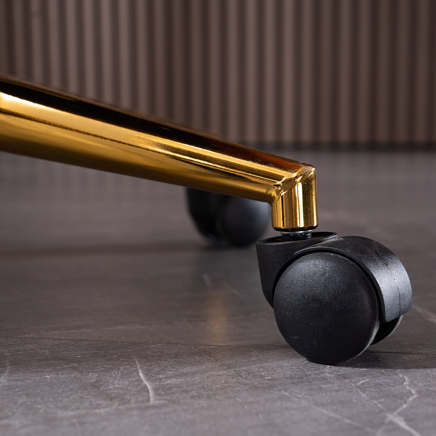 Neuer höhenverstellbarer Drehstuhl aus Samtstoff für das Büro im Innenbereich mit goldenen Beinen,Orange