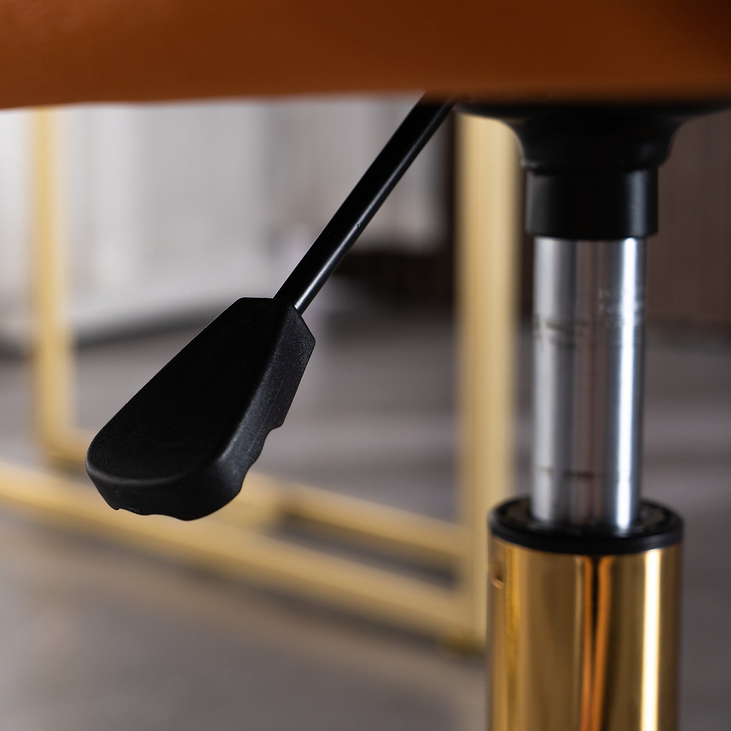 Neuer höhenverstellbarer Drehstuhl aus Samtstoff für das Büro im Innenbereich mit goldenen Beinen,Orange