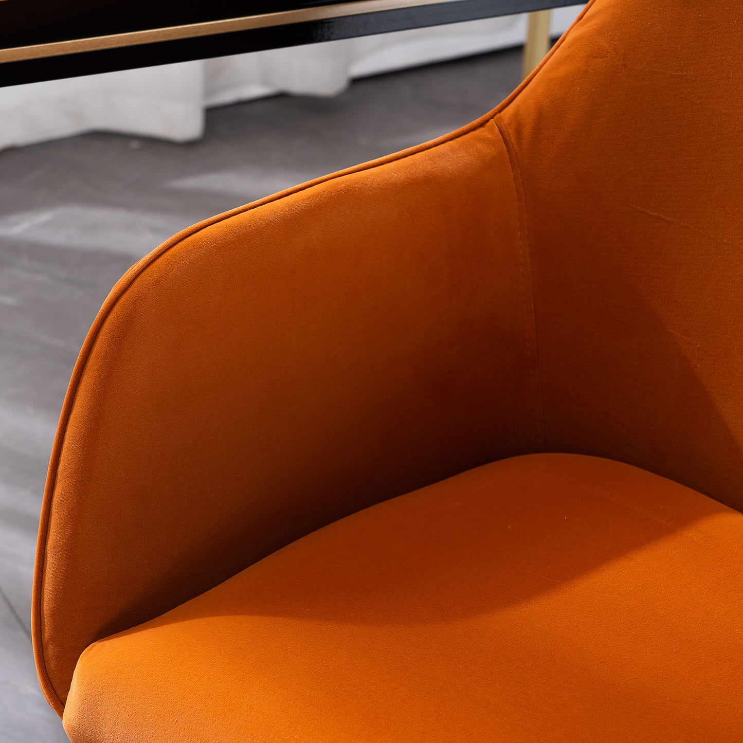 Neuer höhenverstellbarer Drehstuhl aus Samtstoff für das Büro im Innenbereich mit goldenen Beinen,Orange