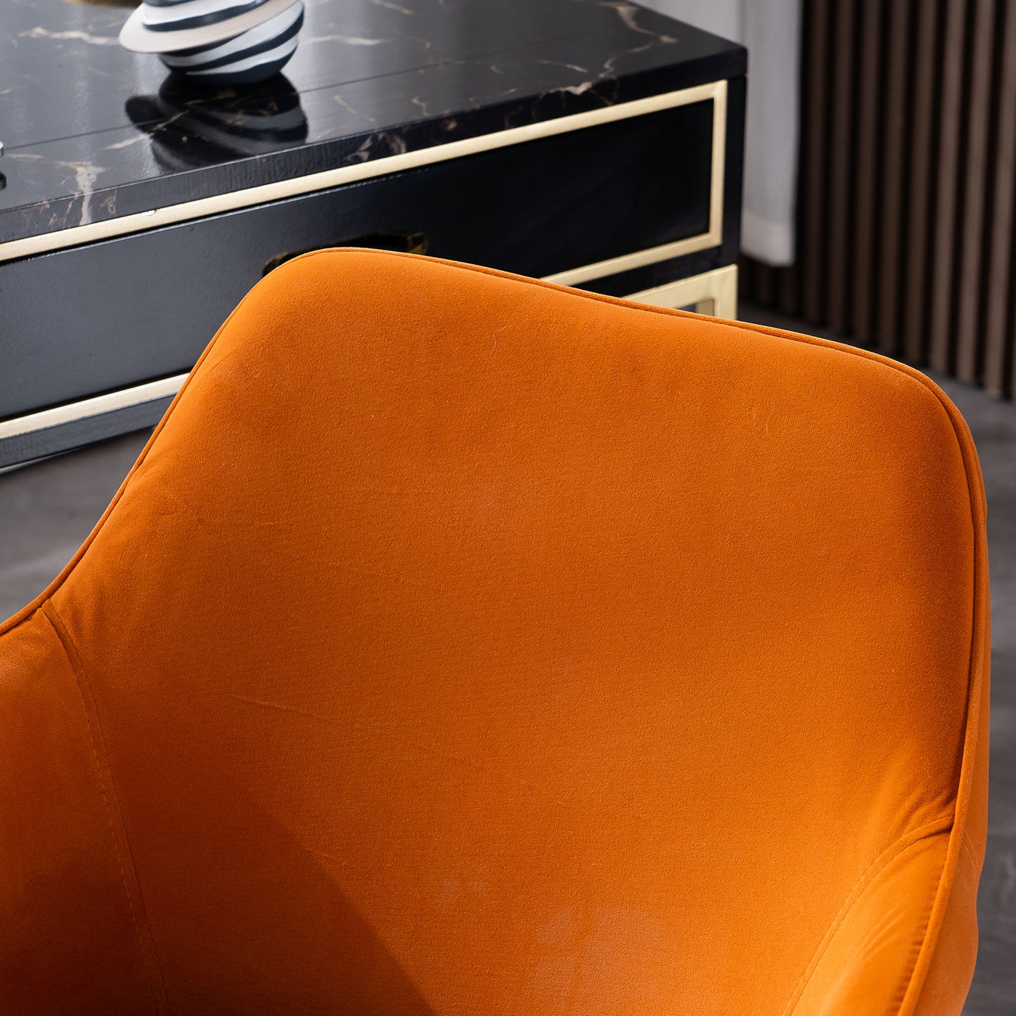 Neuer höhenverstellbarer Drehstuhl aus Samtstoff für das Büro im Innenbereich mit goldenen Beinen,Orange