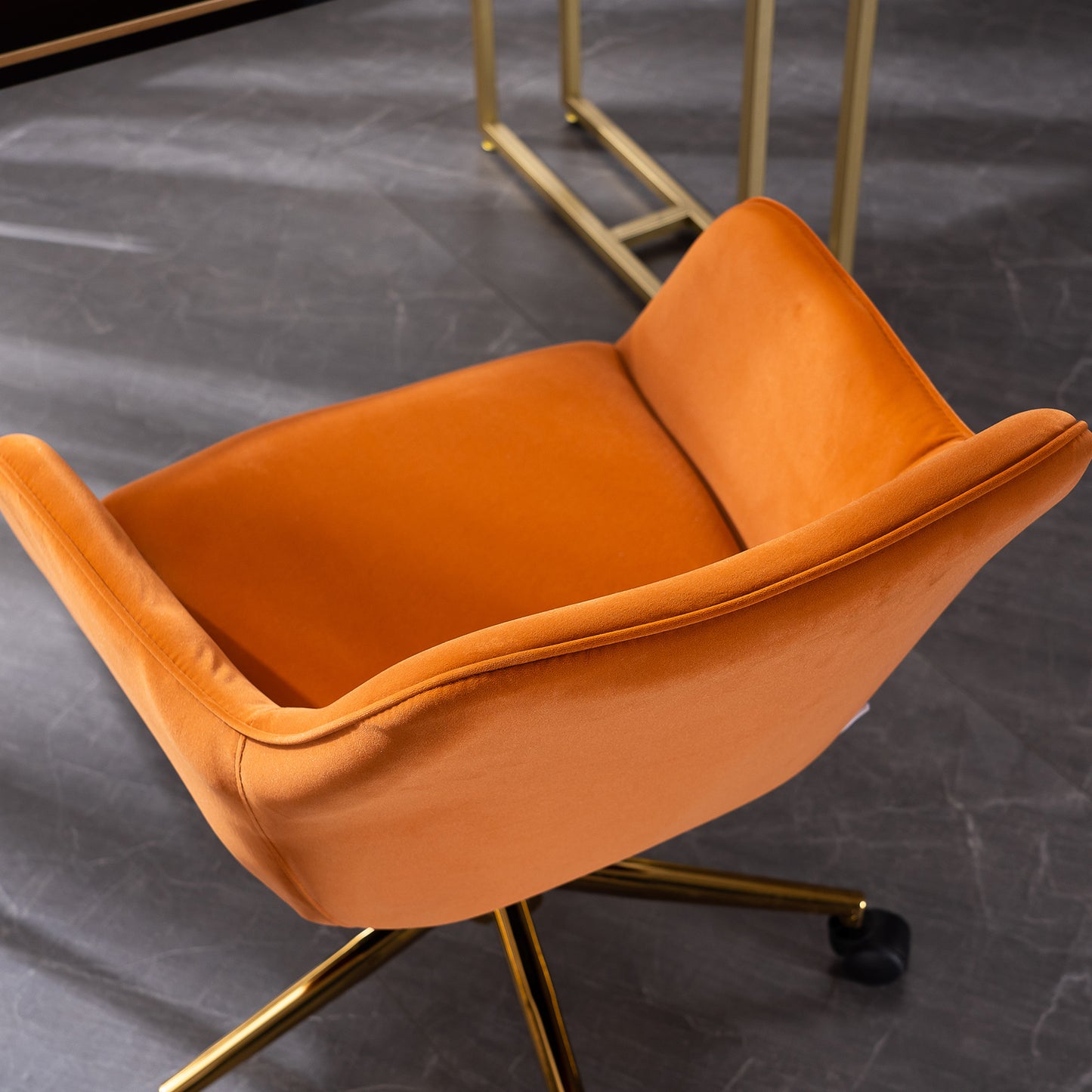 Neuer höhenverstellbarer Drehstuhl aus Samtstoff für das Büro im Innenbereich mit goldenen Beinen,Orange