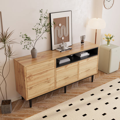Moderner sideboard aus Holz mit drei Türen und Regalen