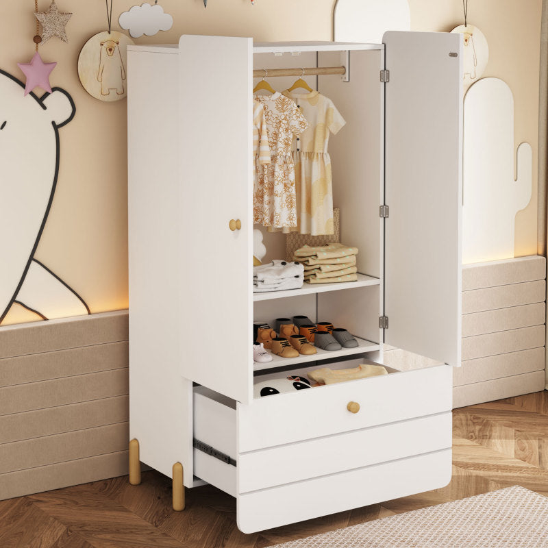 Geräumiger Kleiderschrank mit minimalistischen Linien und zarten holzfarbenen Füßen mit Staufächern, Schubladen und Kleiderbügeln, Farbblock-Design, Weiß