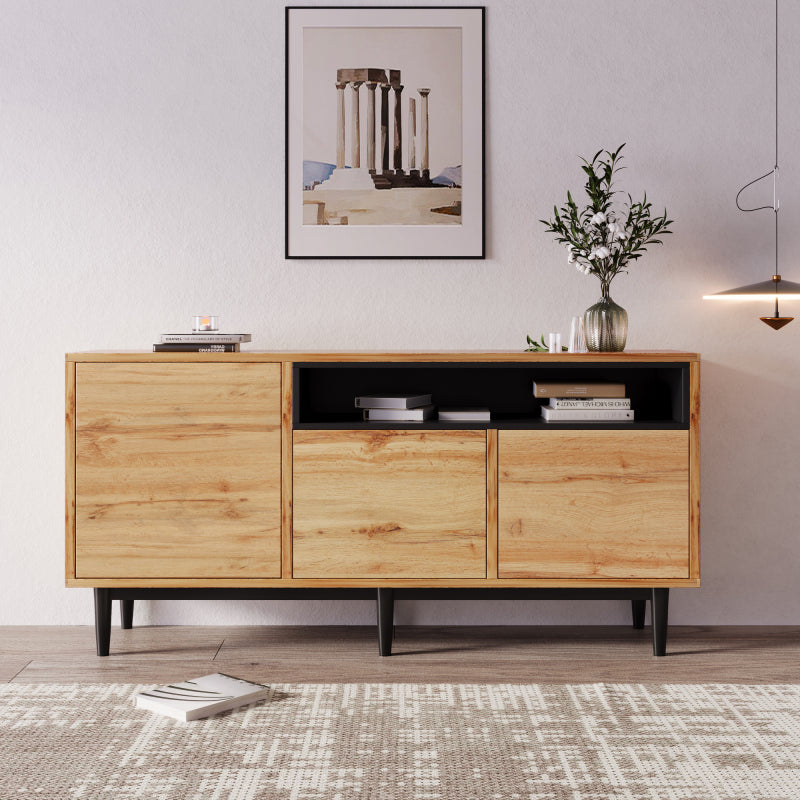 Moderner sideboard aus Holz mit drei Türen und Regalen