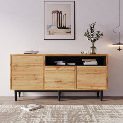 Moderner sideboard aus Holz mit drei Türen und Regalen