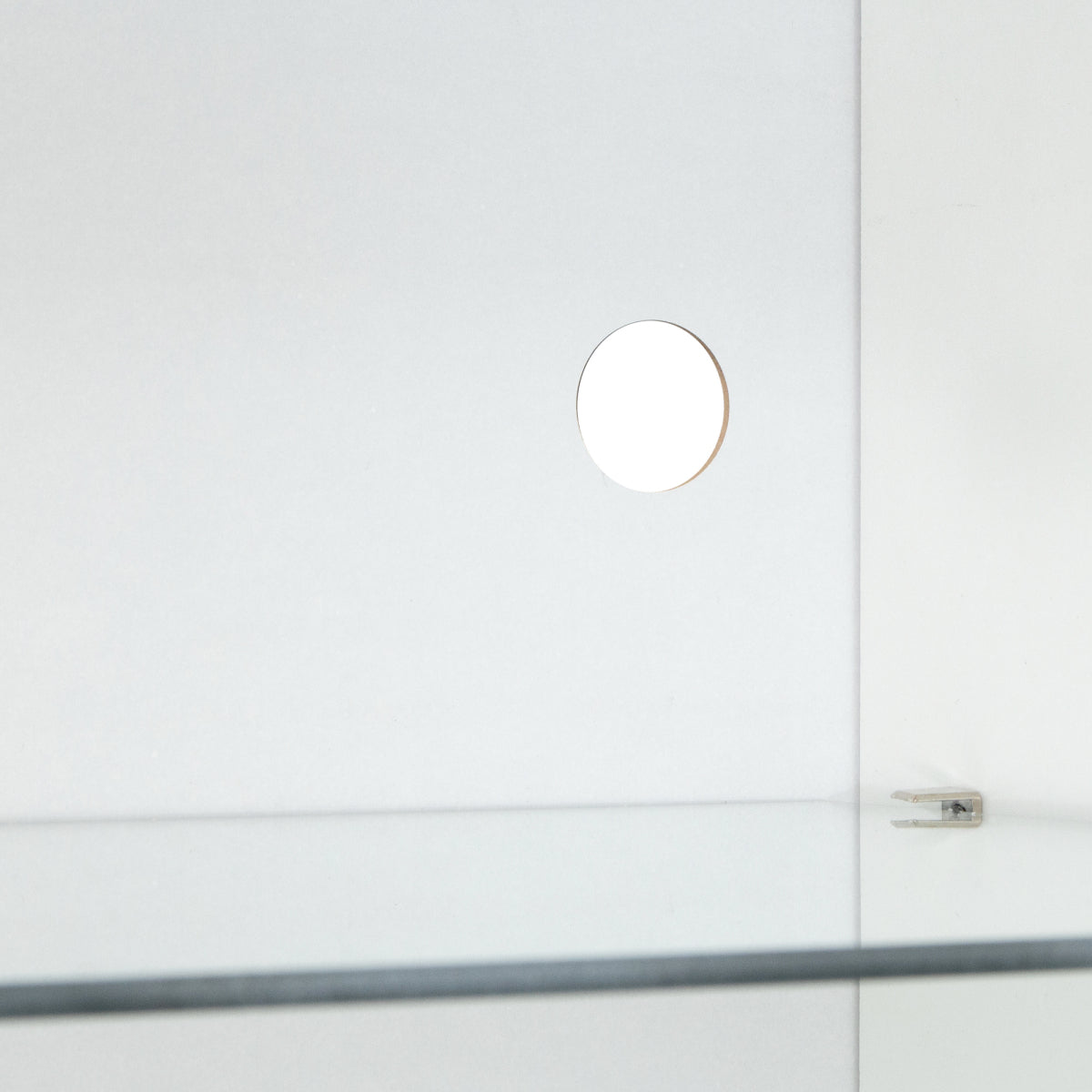 Schwarze LED-Vitrine mit 2 Glastüren - Standvitrine inkl. Beleuchtung, Freistehender Schrank für Wohnzimmer, Buffetschrank & Sammlervitrine, Weiß