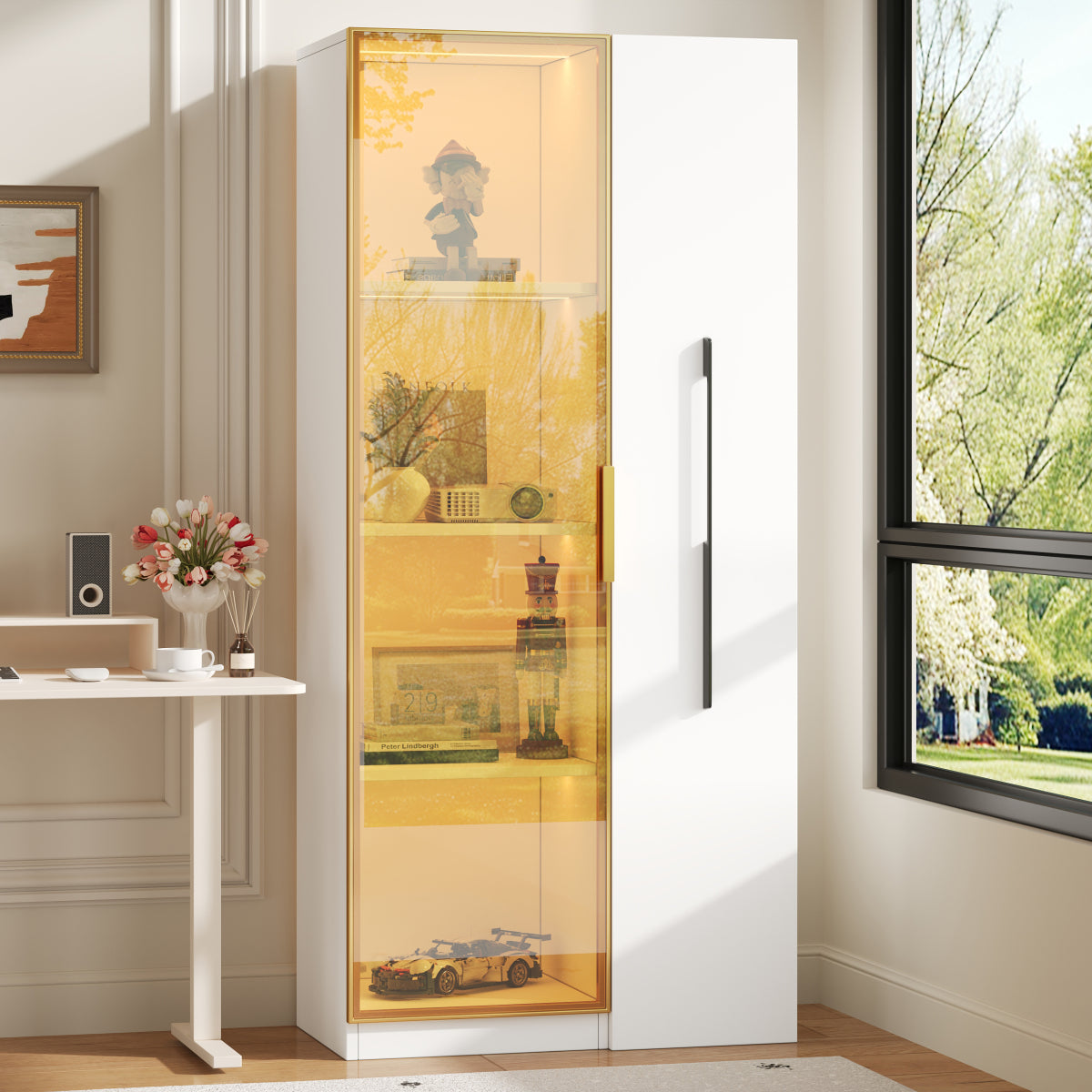 Vitrine 70x40x160cm mit LED-Beleuchtung & Seitenauszug - Weißer Glasschrank mit bernsteinfarbenem Glas, Gold-Akzenten & Rollen