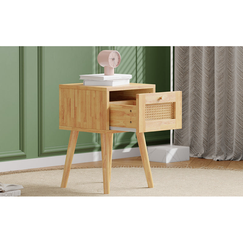 Klassischer Nachttisch mit ein Schubladen, mit Rattan-Schubladenplatte, mit goldfarbenem Metallgriff und lange Holzbeine, Stauraum im Wohnzimmer und Schlafzimmer, Spanplatten+PE-Rattan, Natur