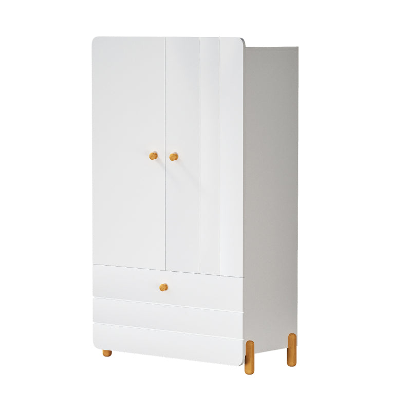 Geräumiger Kleiderschrank mit minimalistischen Linien und zarten holzfarbenen Füßen mit Staufächern, Schubladen und Kleiderbügeln, Farbblock-Design, Weiß