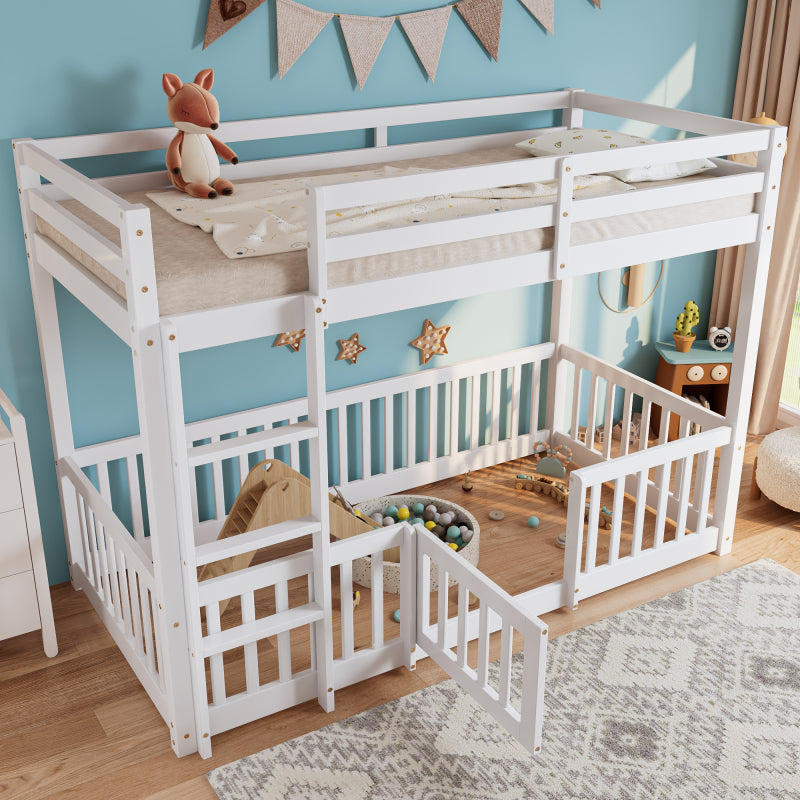 Etagenbett mit rechtwinkliger Treppe, Bett mit Zäune und Türchen, Kinderbett mit Fallschutz und Gitter, Massivholz, weiß (200x90cm)
