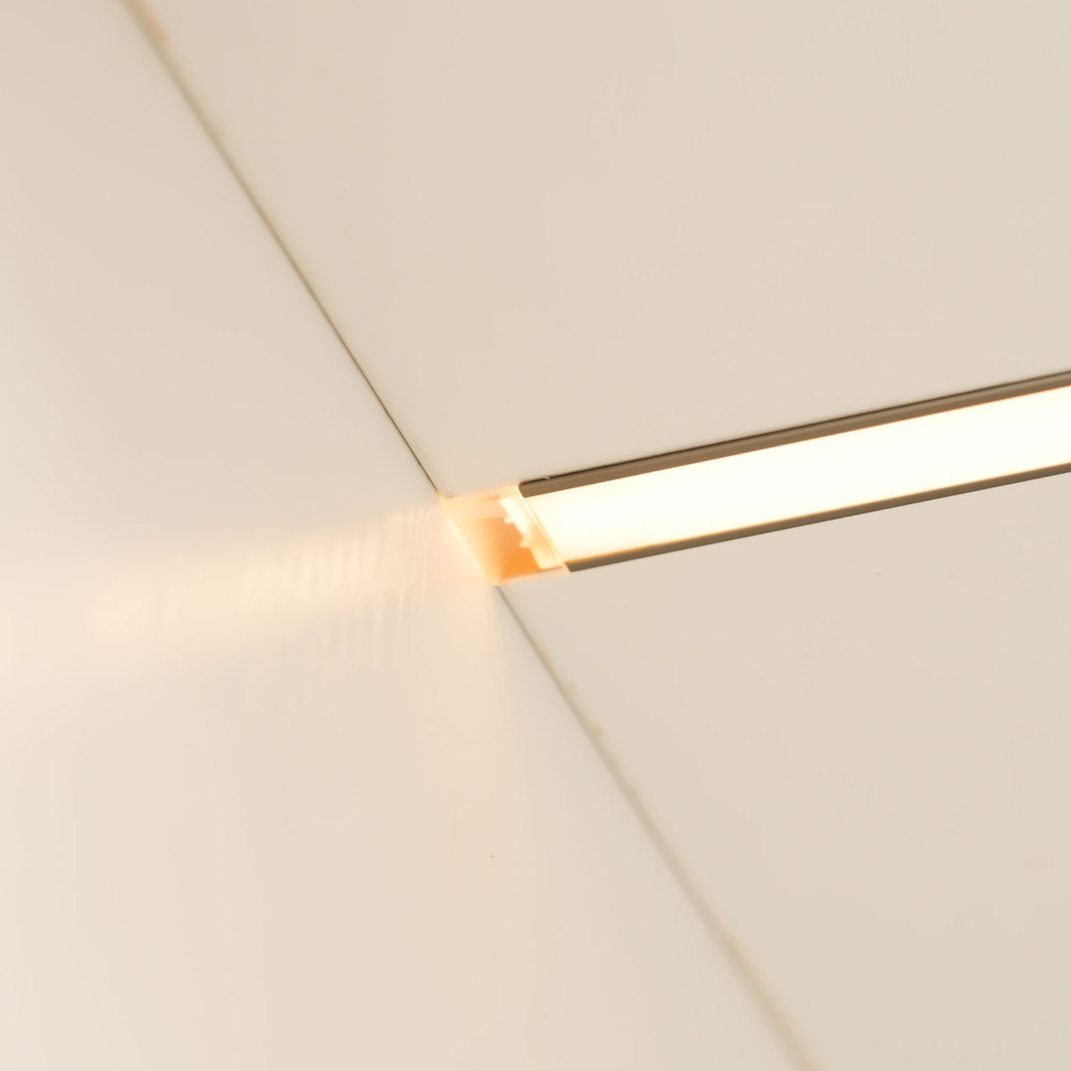 Eckvitrine 62x35x160cm Weiß mit LED – Staubgeschützte Glasvitrine aus Sicherheitsglas & MDF, moderner Eckschrank mit Soft-Close-Türen