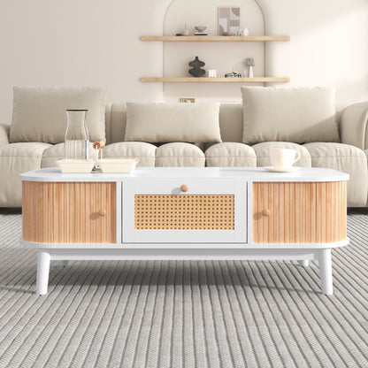 Couchtisch - Rattan-Kaffeetisch, Schubladen mit Rattan und Schiebetüren mit Massivholzlatten, Massivholzbeine, Natürlicher Landhausstil.