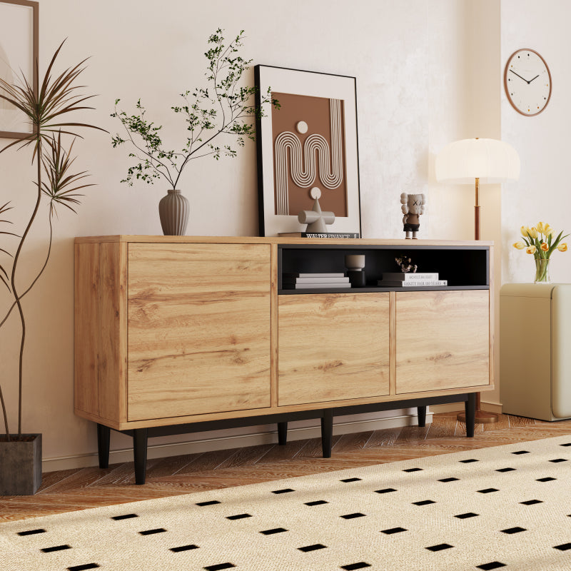 Moderner sideboard aus Holz mit drei Türen und Regalen