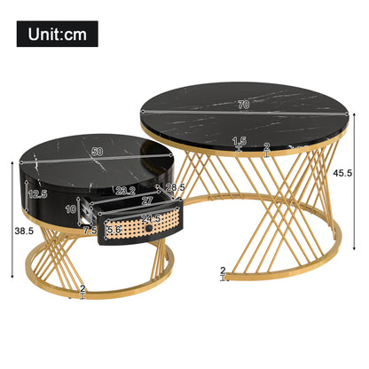 2 in 1 Runder Couchtisch aus MDF, Beistelltisch mit Tischplatte aus Marmor und Schubladen aus Kunststoff-Rattan, Griffe aus Massivholz. goldene Eisenfüße. 70*70*45,5+50*50*38,5cm