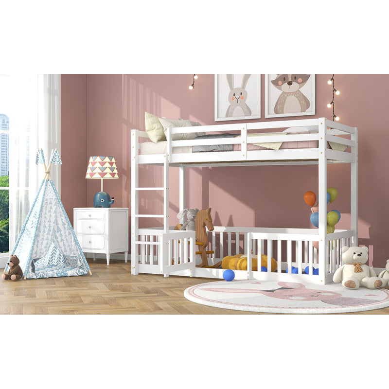 Etagenbett mit rechtwinkliger Treppe, Bett mit Zäune und Türchen, Kinderbett mit Fallschutz und Gitter, Massivholz, weiß (200x90cm)