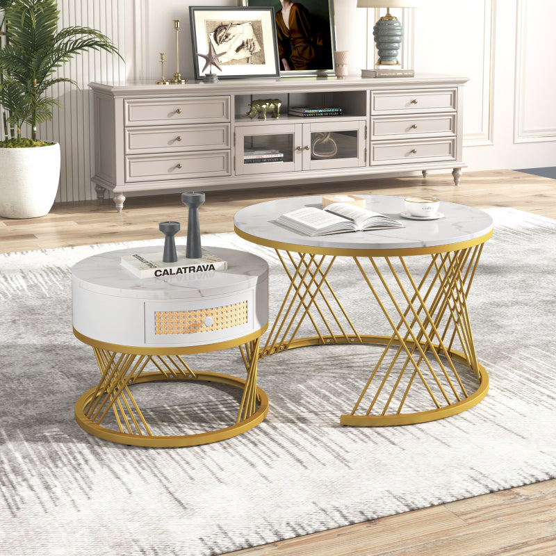 2 in 1 Runder Couchtisch aus MDF, Beistelltisch mit Tischplatte aus Marmor und Schubladen aus Kunststoff-Rattan, Griffe aus Massivholz. goldene Eisenfüße. 70*70*45,5+50*50*38,5cm