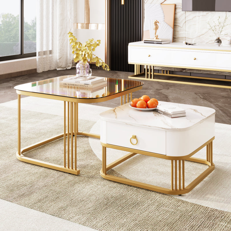 Stapelbarer Couchtisch: hochglänzende Marmoroptik und Teebraun Glasplatte, goldene Akzente, Beistelltisch mit Schubladen.  zweiteiliges Set