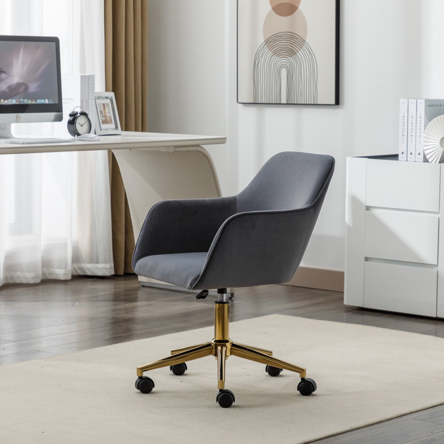 Neuer höhenverstellbarer Drehstuhl aus Samtstoff für das Büro im Innenbereich mit goldenen Beinen, grau