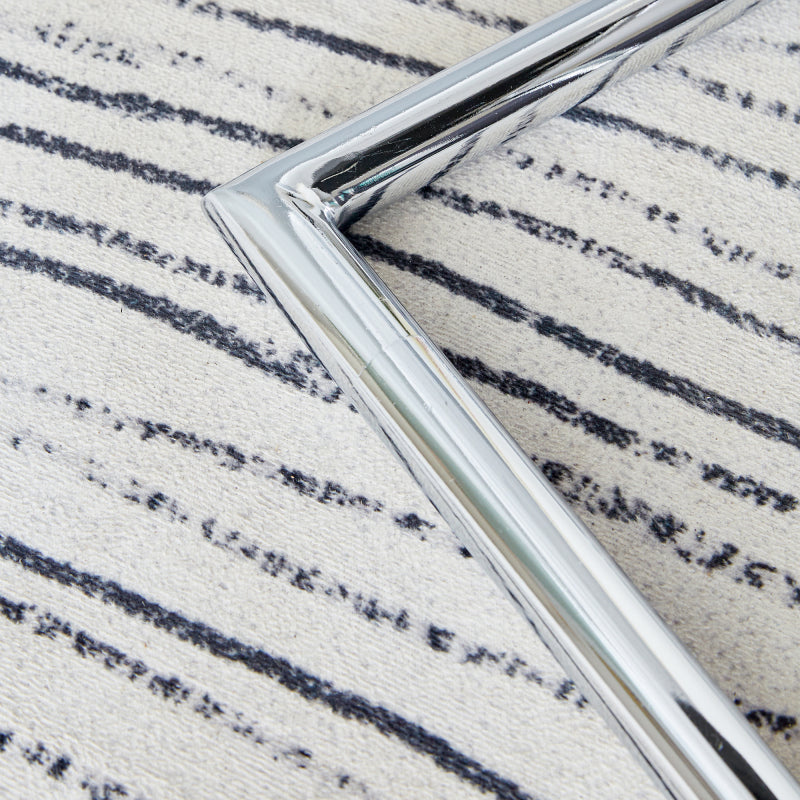 Nordic-Stil hellgrau PU Essstuhl (vier Stühle in einer Kiste) - Rücken mit Gitternäht Design, glänzende silberne Metallbeine