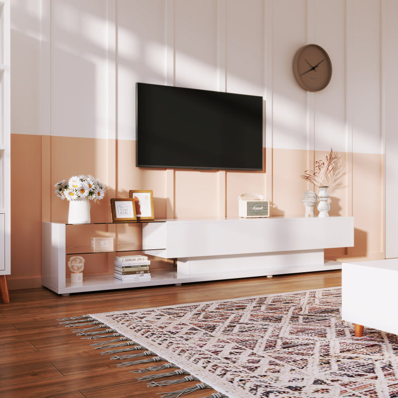 TV-Schränke, niedrige Paneele, hochglänzende weiße Glastrennwände und variable LED-Beleuchtung. Es verbindet natürlichen, rustikalen Stil mit modernem Design.