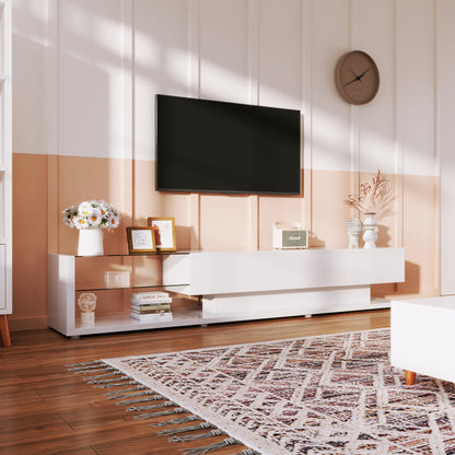 TV-Schränke, niedrige Paneele, hochglänzende weiße Glastrennwände und variable LED-Beleuchtung. Es verbindet natürlichen, rustikalen Stil mit modernem Design.