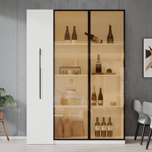 Multifunktionsschrank 110,5x35x160cm - LED-Vitrine mit bernsteinfarbenem Glas, Seitenauszug & Rollen - Weißer Hochschrank im modernen Stil