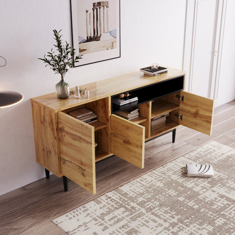 Moderner sideboard aus Holz mit drei Türen und Regalen