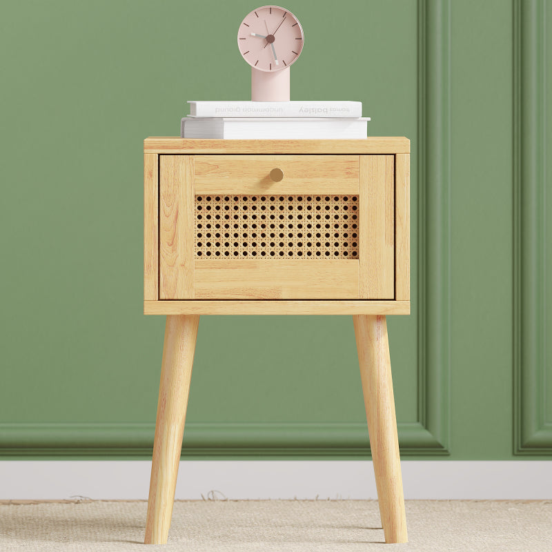 Klassischer Nachttisch mit ein Schubladen, mit Rattan-Schubladenplatte, mit goldfarbenem Metallgriff und lange Holzbeine, Stauraum im Wohnzimmer und Schlafzimmer, Spanplatten+PE-Rattan, Natur