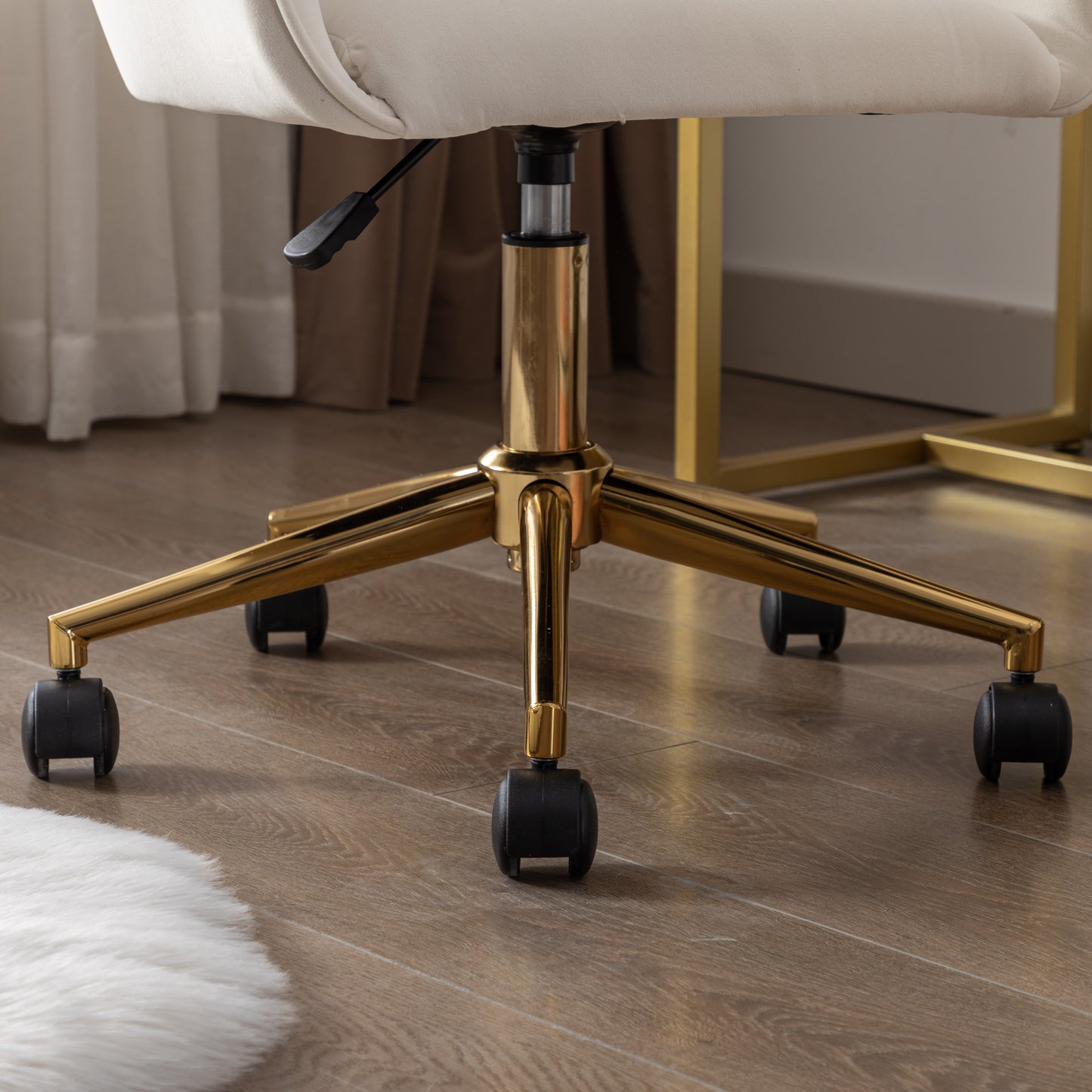 Neuer höhenverstellbarer Bürodrehstuhl aus Samtstoff für das Innenbüro mit goldenen Beinen, elfenbeinfarben