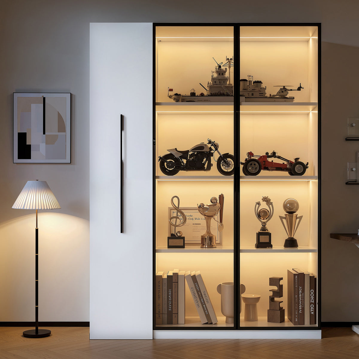 Multifunktionsschrank 110,5x35x160cm - LED-Vitrine mit bernsteinfarbenem Glas, Seitenauszug & Rollen - Weißer Hochschrank im modernen Stil
