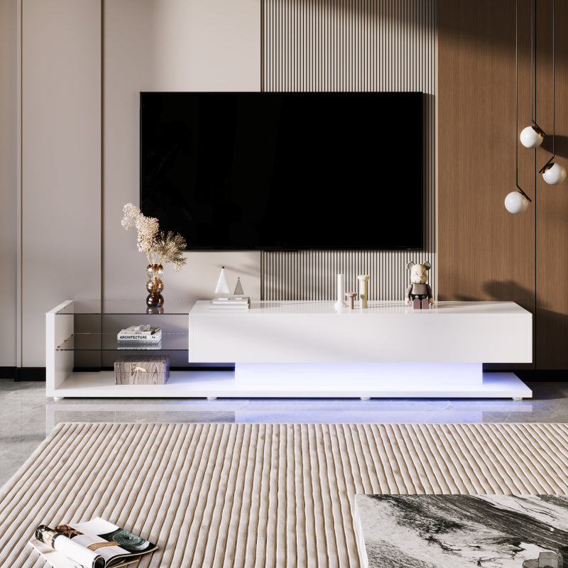 TV-Schränke, niedrige Paneele, hochglänzende weiße Glastrennwände und variable LED-Beleuchtung. Es verbindet natürlichen, rustikalen Stil mit modernem Design.