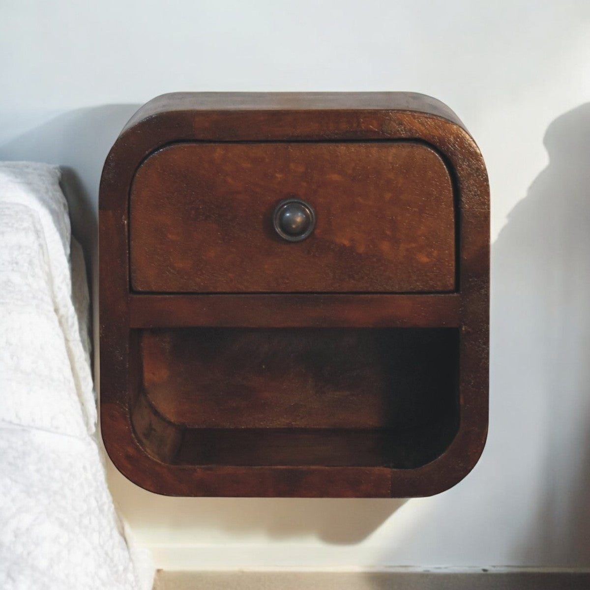 Schwebender Mini-Nachttisch aus Massivholz – Kastanienbraun, 1 Schublade & offenes Fach, Wandmontage, Handgefertigt, 20x17x20 cm