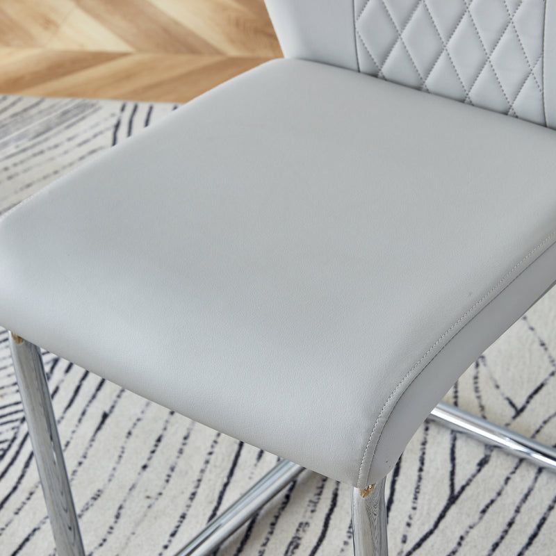 Nordic-Stil hellgrau PU Essstuhl (vier Stühle in einer Kiste) - Rücken mit Gitternäht Design, glänzende silberne Metallbeine