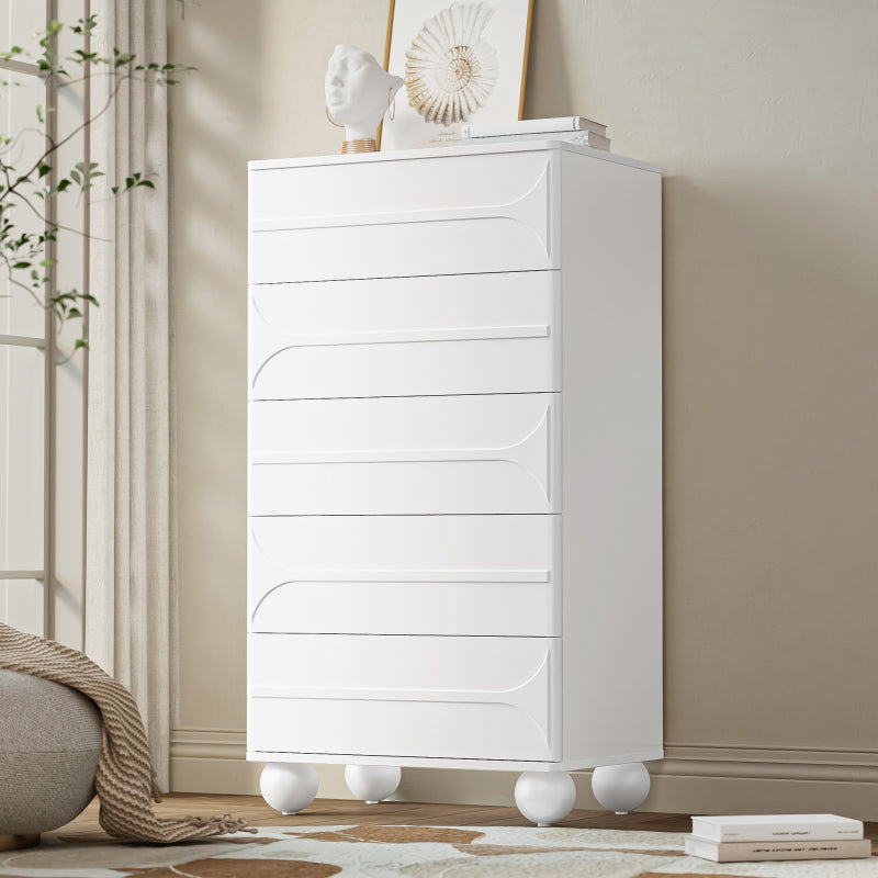 Kommode mit 5 Schubladen und elegantem Prägedesign – weiße Metallfüße, großzügiger Stauraum, abgerundete Ecken