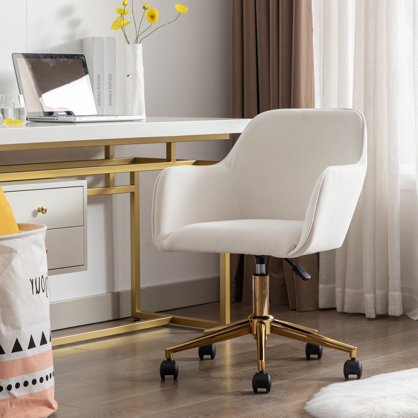 Neuer höhenverstellbarer Bürodrehstuhl aus Samtstoff für das Innenbüro mit goldenen Beinen, elfenbeinfarben