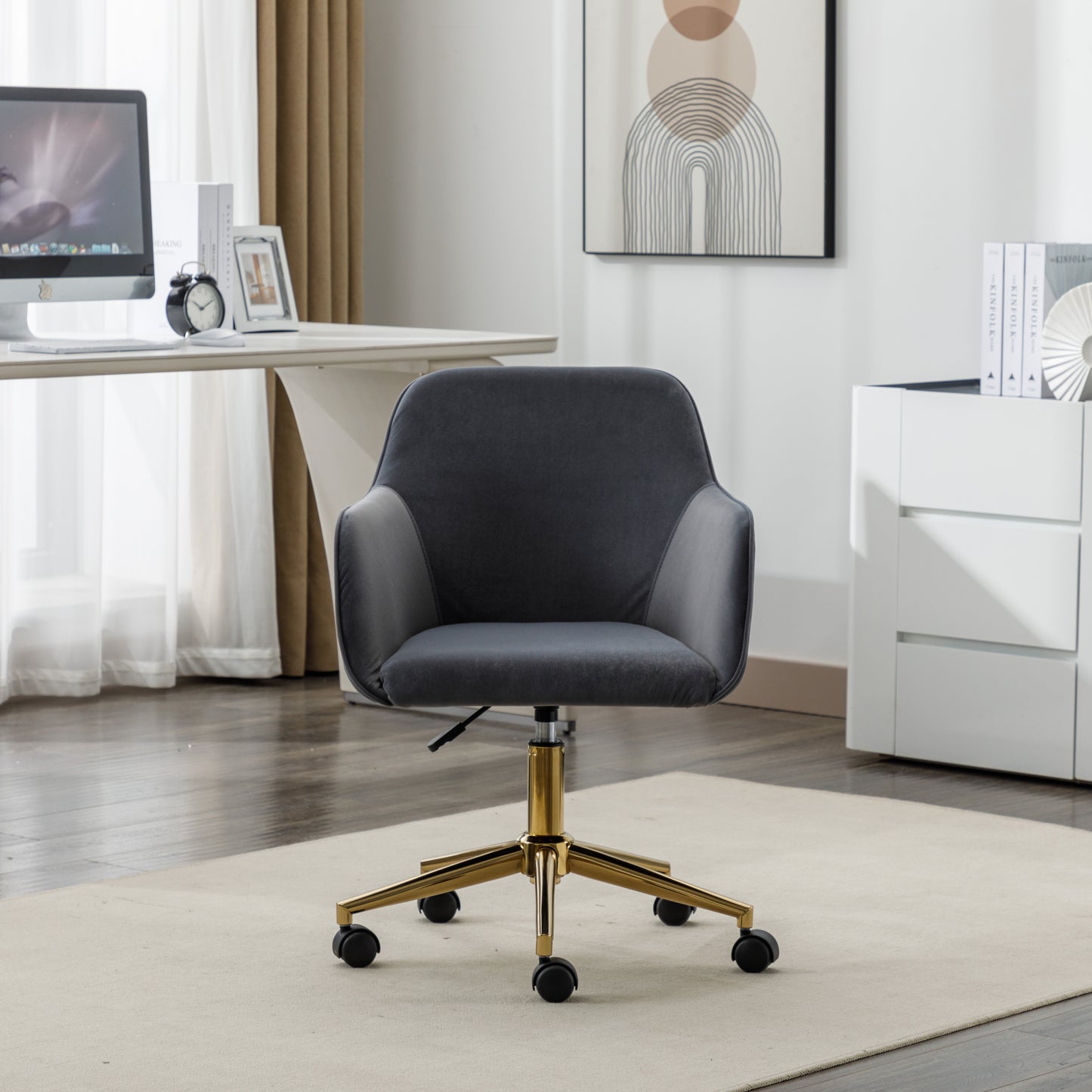Neuer höhenverstellbarer Drehstuhl aus Samtstoff für das Büro im Innenbereich mit goldenen Beinen, grau