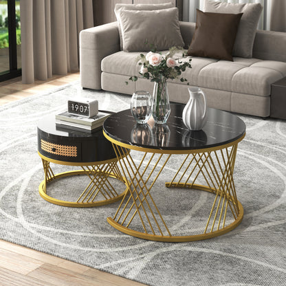 2 in 1 Runder Couchtisch aus MDF, Beistelltisch mit Tischplatte aus Marmor und Schubladen aus Kunststoff-Rattan, Griffe aus Massivholz. goldene Eisenfüße. 70*70*45,5+50*50*38,5cm