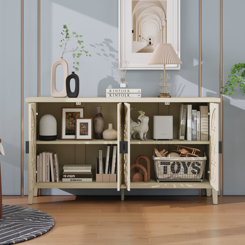 Natürliches Holzfarbener vier Türen Sideboard, mit geschnitztem und durchbrochenem Design, ausgestattet mit drei Einlegeböden. Geeignet für Wohnzimmer, Flur, Esszimmer und Küche.(147.6x40x80cm)