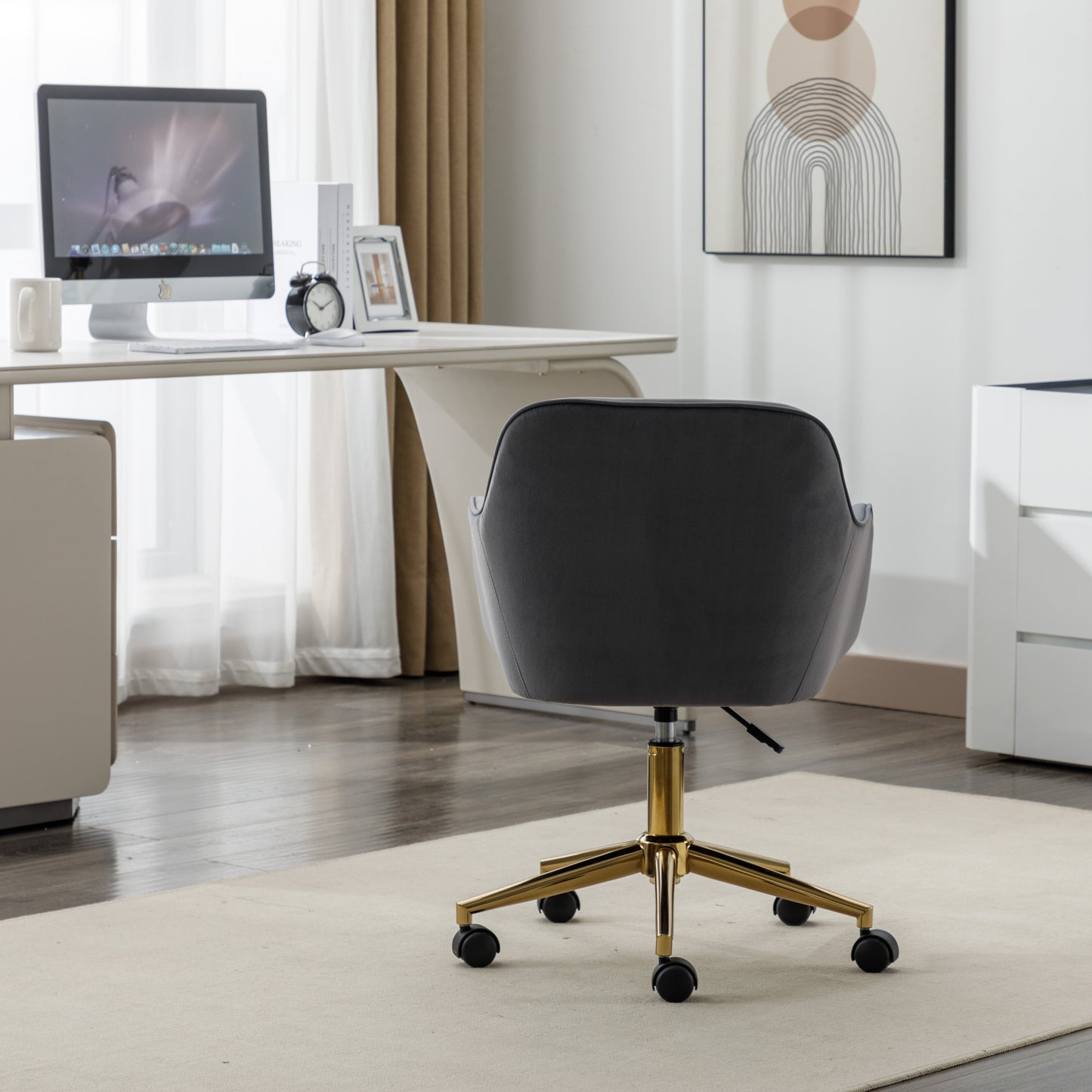 Neuer höhenverstellbarer Drehstuhl aus Samtstoff für das Büro im Innenbereich mit goldenen Beinen, grau