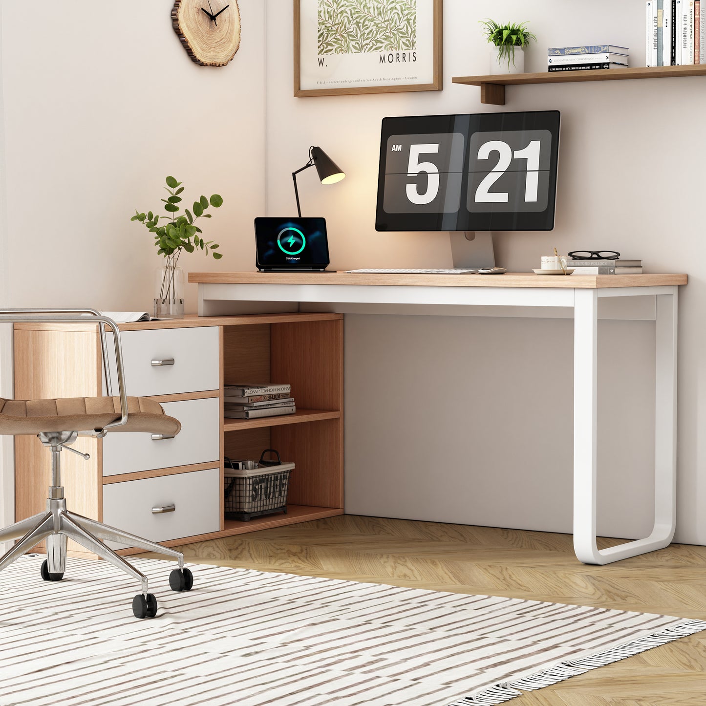 Schlichter Schreibtisch, Büro Schreibtisch, drei Schubladen, zwei offene Ablagefächer, stabile Tragfähigkeit, natur