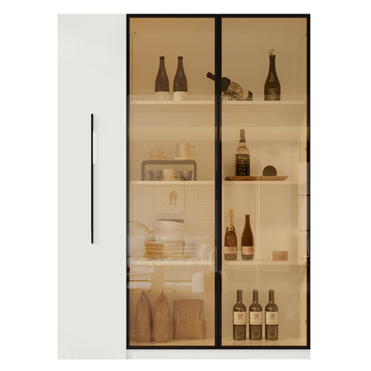 Multifunktionsschrank 110,5x35x160cm - LED-Vitrine mit bernsteinfarbenem Glas, Seitenauszug & Rollen - Weißer Hochschrank im modernen Stil